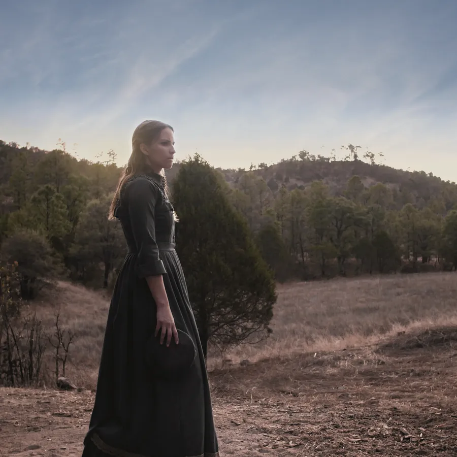 Mis demonios nunca juraron soledad: una mujer de vestido negro en la sierra al atardecer